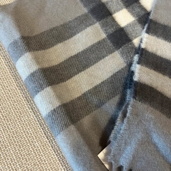 Burberry cashmere scarf - Picture 2 of 6